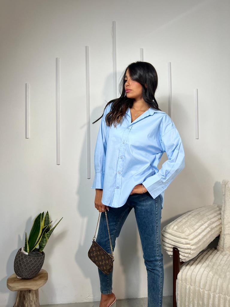 מכופתרת כחולה