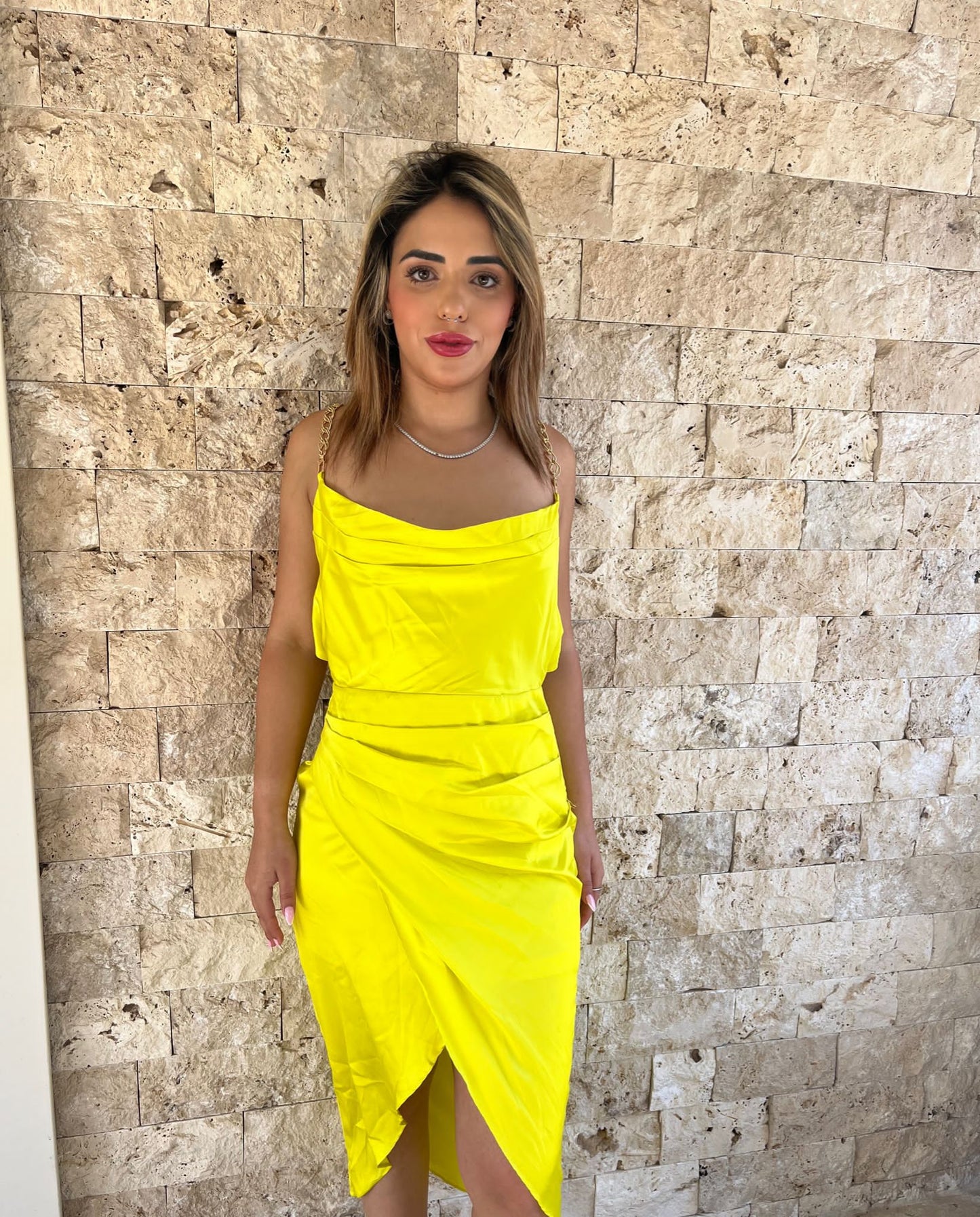 שמלת סאטן צהובה